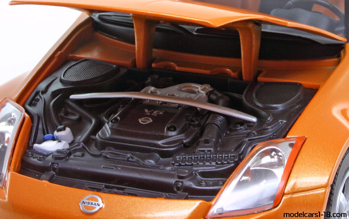 2003 - Nissan 350Z (Z33) Road Signature 1/18 (Оранжев) Двигател
