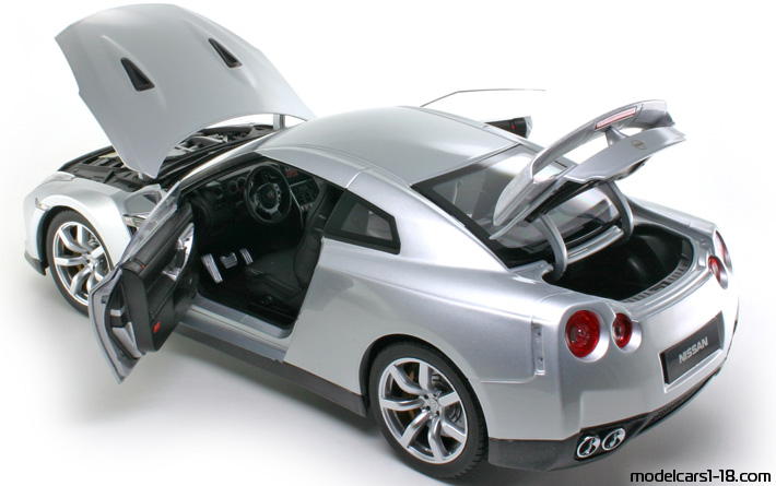 2007 - Nissan GT-R (R35) Norev 1/18 (Сребрист) Отваряеми части