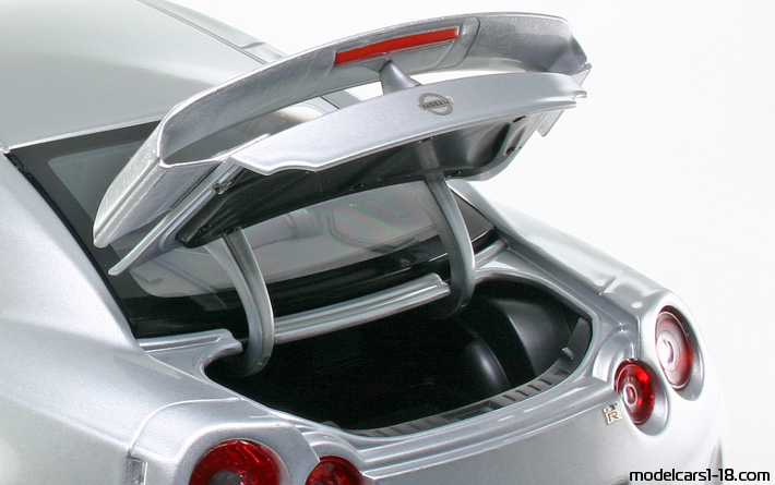 2007 - Nissan GT-R (R35) Norev 1/18 (Сребрист) Багажник / Отварящи се фарове