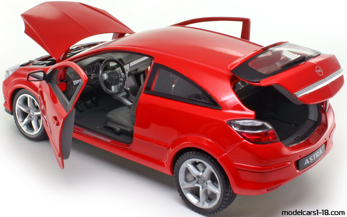 2005 - Opel Astra GTC Welly 1/18 (Червен) Отваряеми части