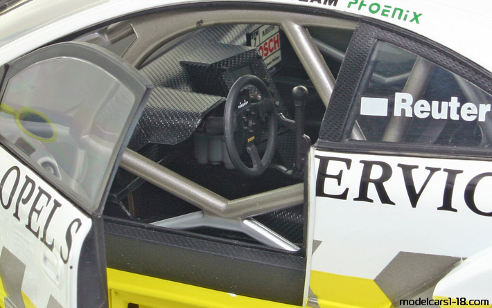 2000 - Opel Astra V8 DTM Action Collectibles 1/18 (Бял / Жълт) Интериор арматурно табло