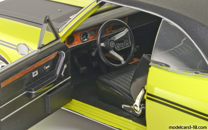 1970 - Opel Commodore GS/E Revell 1/18 (Жълт / Черен) Интериор арматурно табло