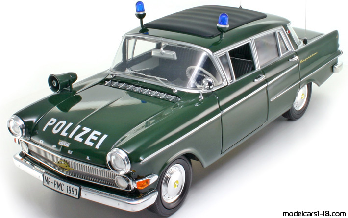 1961 - Opel Kapitan Police Revell 1/18 (Зелен) Предна лява страна