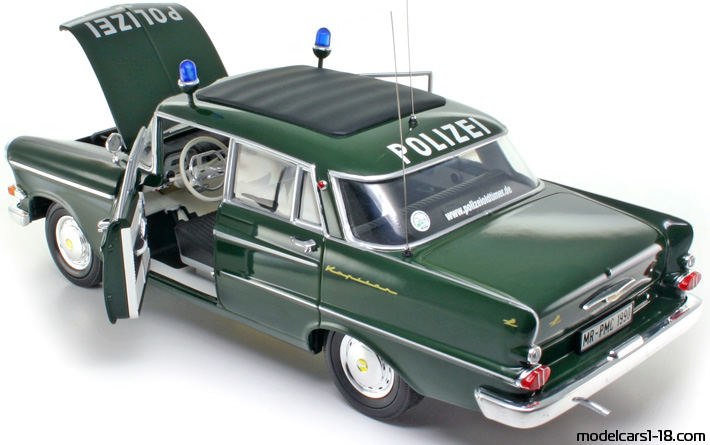 1961 - Opel Kapitan Police Revell 1/18 (Зелен) Отваряеми части
