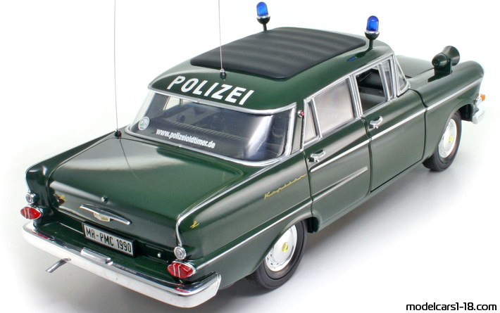 1961 - Opel Kapitan Police Revell 1/18 (Зелен) Задна дясна страна
