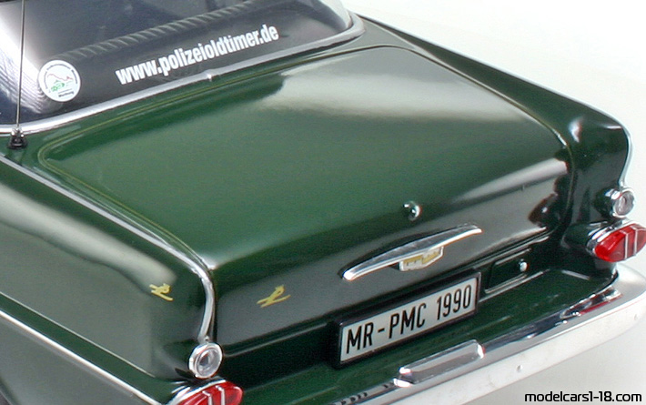 1961 - Opel Kapitan Police Revell 1/18 (Зелен) Багажник / Отварящи се фарове