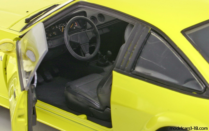 1982 - Opel Manta GT/E Revell 1/18 (Жълт) Интериор арматурно табло