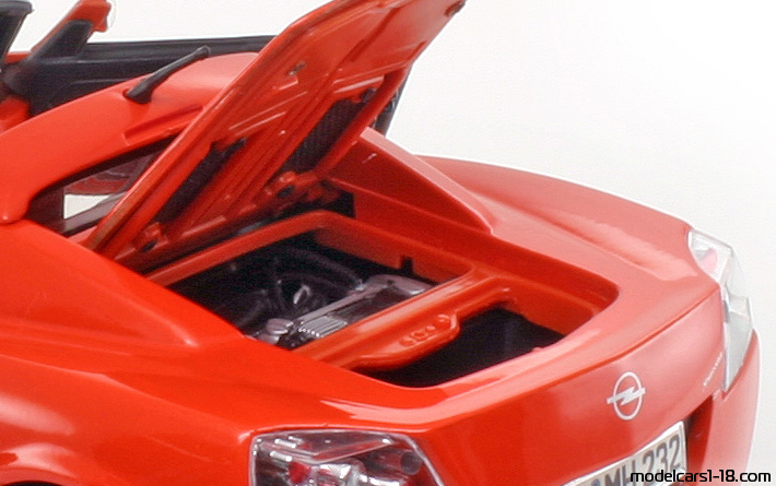 2000 - Opel Speedster Maisto 1/18 (Оранжев) Двигател