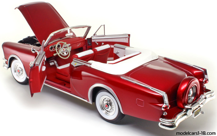 1953 - Packard Caribbean Road Signature 1/18 (Червен) Отваряеми части