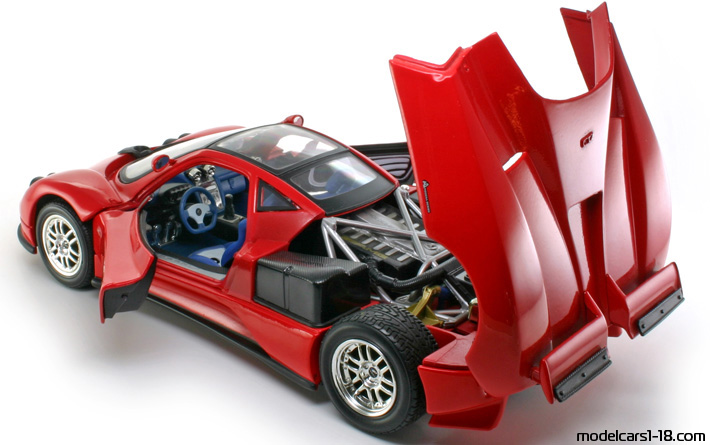 1999 - Pagani Zonda C12 Motor Max 1/18 (Червен) Отваряеми части