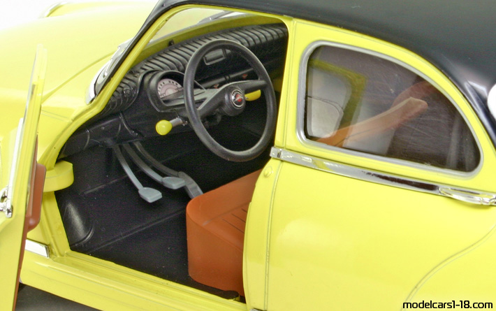 1961 - Panhard PL 17 Solido 1/18 (Жълт / Черен) Интериор арматурно табло