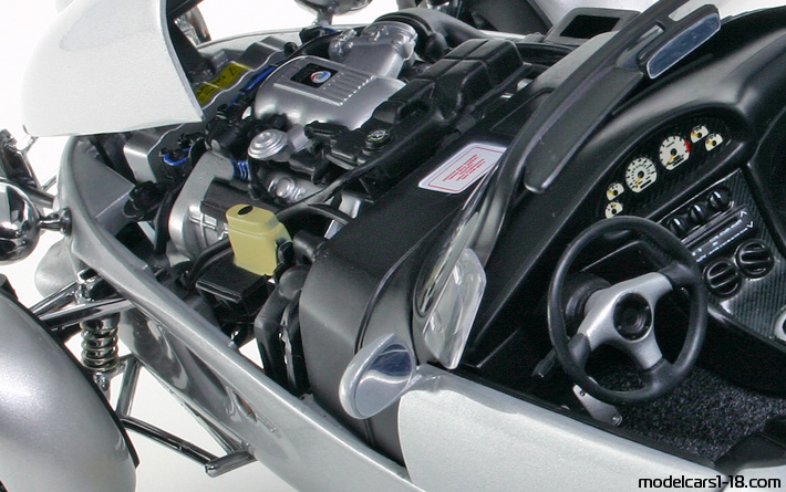 1998 - Panoz AIV Roadster AutoArt 1/18 (Сребрист) Двигател