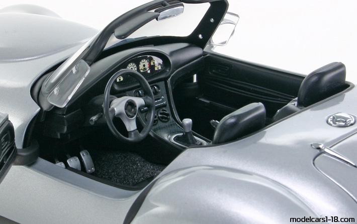 1998 - Panoz AIV Roadster AutoArt 1/18 (Сребрист) Интериор арматурно табло