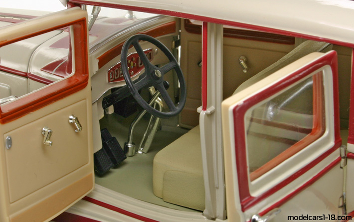 1931 - Peerless Master 8 Anson 1/18 (Злаетн / Червен) Интериор арматурно табло