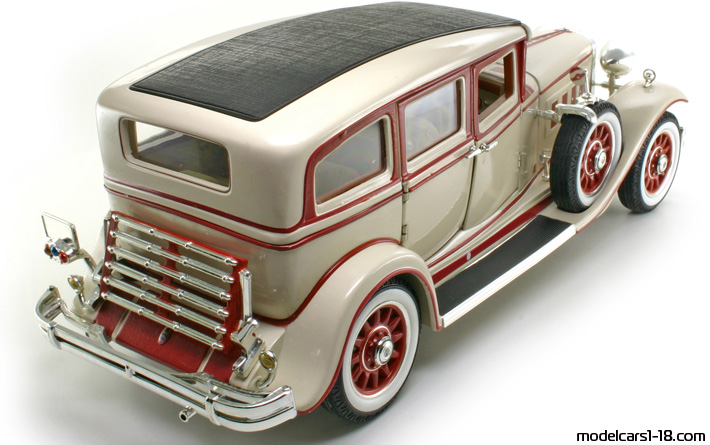 1931 - Peerless Master 8 Anson 1/18 (Злаетн / Червен) Задна дясна страна