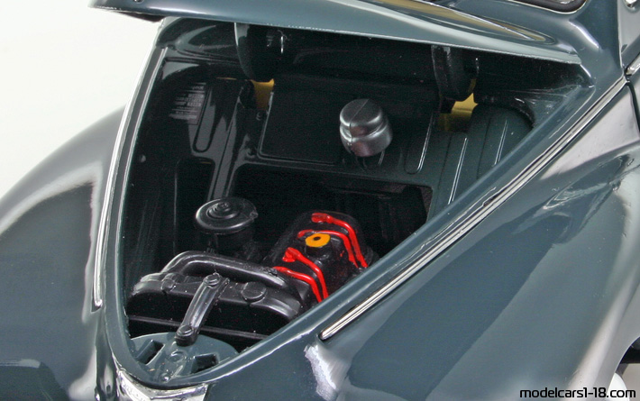 1954 - Peugeot 203 Decouverable Solido 1/18 (Зелен) Двигател