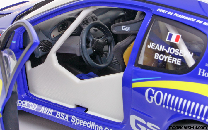1999 - Peugeot 206 WRC Solido 1/18 (Син / Жълт) Интериор арматурно табло
