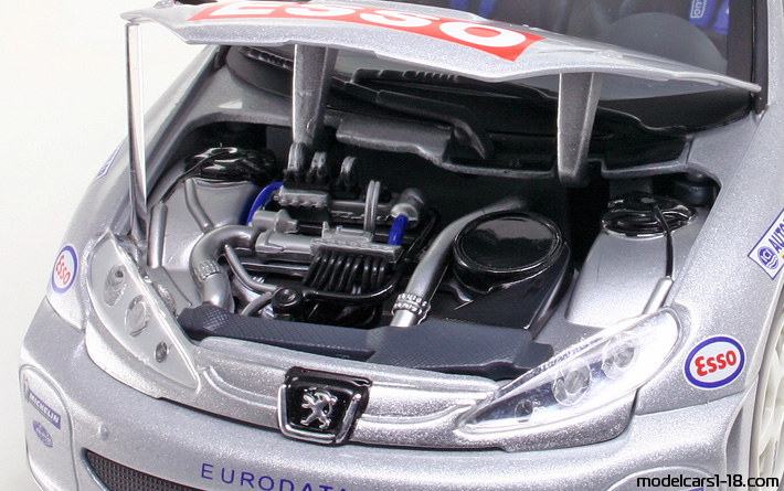 2000 - Peugeot 206 WRC Solido 1/18 (Сребрист) Двигател