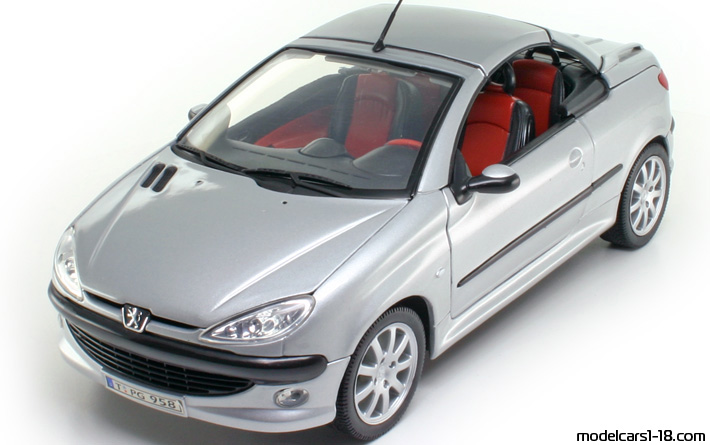 2002 - Peugeot 206 cc Welly 1/18 (Red) Предна лява страна