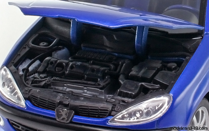 2002 - Peugeot 206 cc Welly 1/18 (Син) Двигател