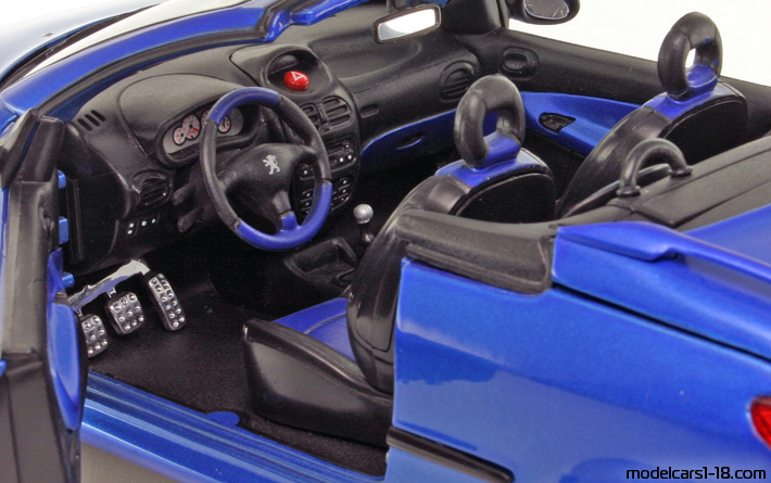 2002 - Peugeot 206 cc Welly 1/18 (Син) Интериор арматурно табло
