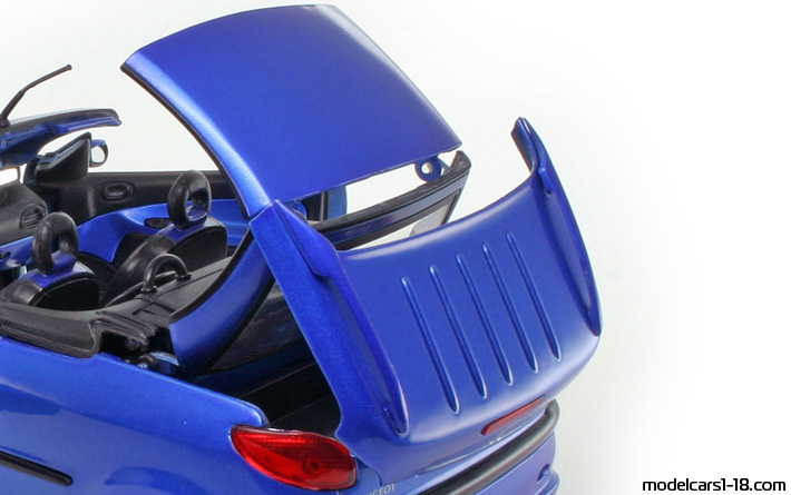 2002 - Peugeot 206 cc Welly 1/18 (Син) Багажник / Отварящи се фарове