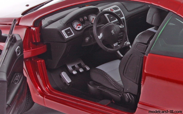 2003 - Peugeot 307 CC Solido 1/18 (Червен) Интериор арматурно табло