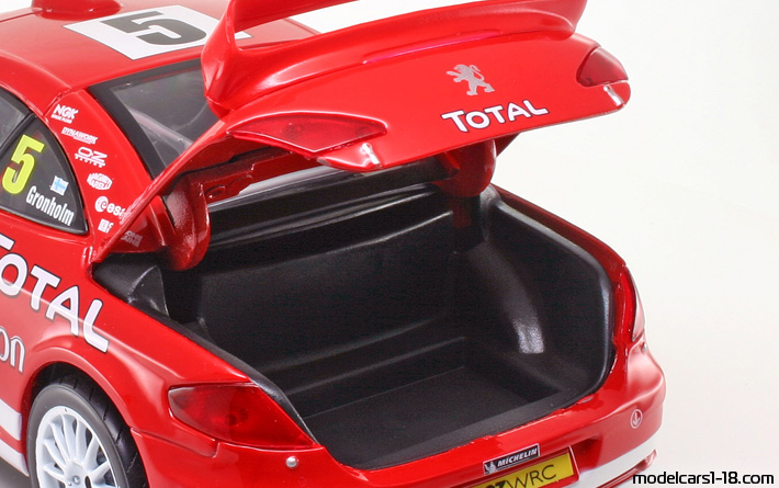 2004 - Peugeot 307 WRC Maisto 1/18 (Червен / Бял) Багажник / Отварящи се фарове