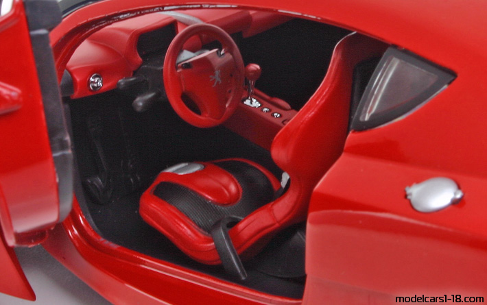 2002 - Peugeot RC Concept Solido 1/18 (Червен) Интериор арматурно табло