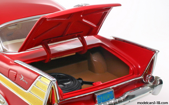 1957 - Plymouth Fury Anson 1/18 (Червен) Багажник / Отварящи се фарове