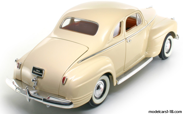 1941 - Plymouth Special Deluxe Road Signature 1/18 (Бял) Задна дясна страна