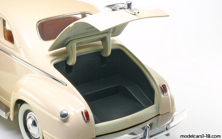 1941 - Plymouth Special Deluxe Road Signature 1/18 (Бял) Багажник / Отварящи се фарове