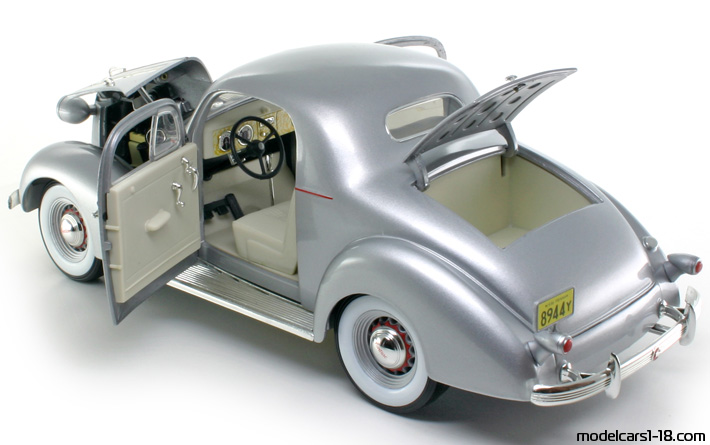 1936 - Pontiac Deluxe 6 Signature Models 1/18 (Сребрист) Отваряеми части