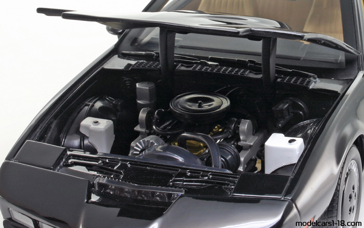 1982 - Pontiac Firebird Trans Am (Knight Rider) ERTL 1/18 (Черен) Двигател