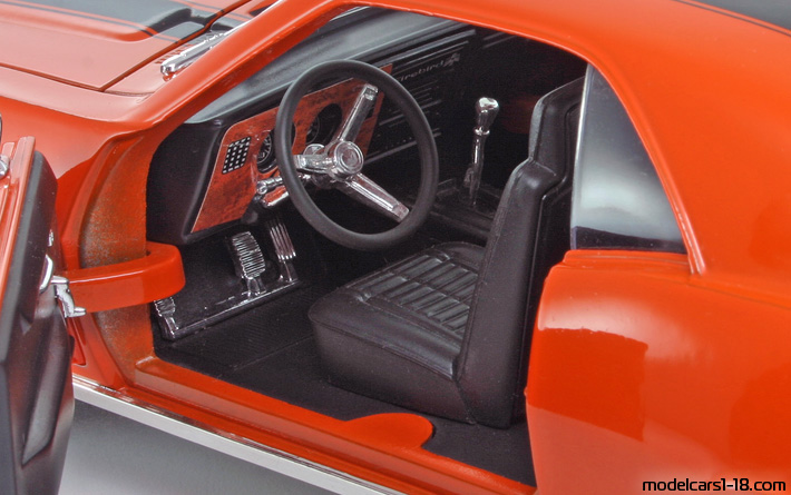 1969 - Pontiac Firebird Trans Am Road Signature 1/18 (Червен / Черен) Интериор арматурно табло