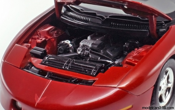 1993 - Pontiac Firebird Trans Am ERTL 1/18 (Червен) Двигател