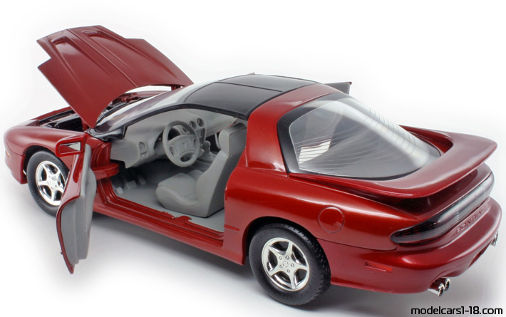 1993 - Pontiac Firebird Trans Am ERTL 1/18 (Червен) Отваряеми части