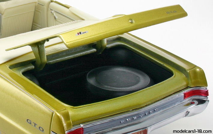 1965 - Pontiac GTO Maisto 1/18 (Жълт) Багажник / Отварящи се фарове
