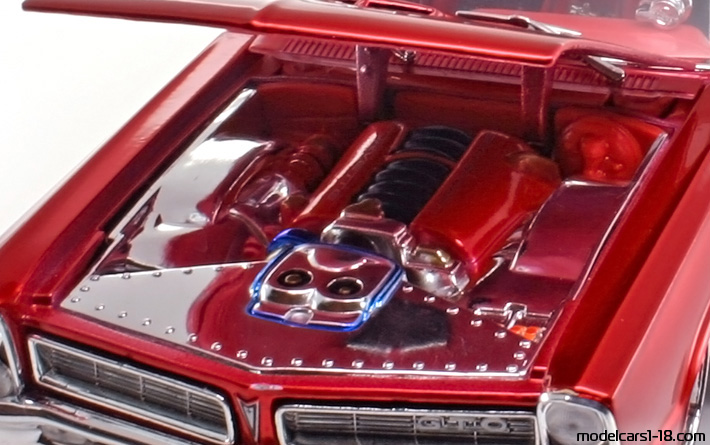 1965 - Pontiac GTO Maisto 1/18 (Червен / Черен) Двигател