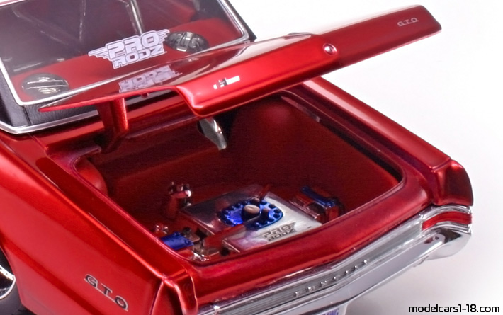 1965 - Pontiac GTO Maisto 1/18 (Червен / Черен) Багажник / Отварящи се фарове