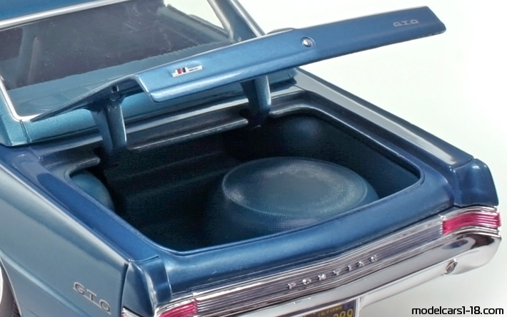 1965 - Pontiac GTO Maisto 1/18 (Син) Багажник / Отварящи се фарове