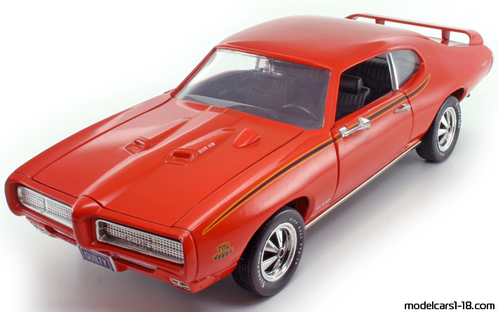 1969 - Pontiac GTO ERTL 1/18 (Червен) Предна лява страна