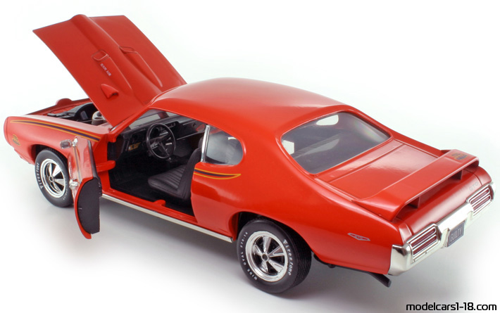 1969 - Pontiac GTO ERTL 1/18 (Червен) Отваряеми части