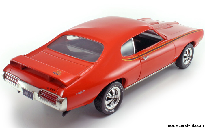1969 - Pontiac GTO ERTL 1/18 (Червен) Задна дясна страна