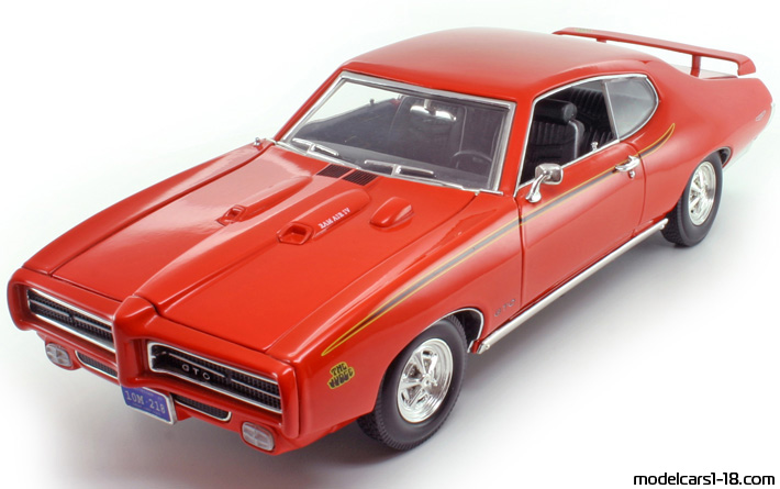 1969 - Pontiac GTO Motor Max 1/18 (Червен) Предна лява страна