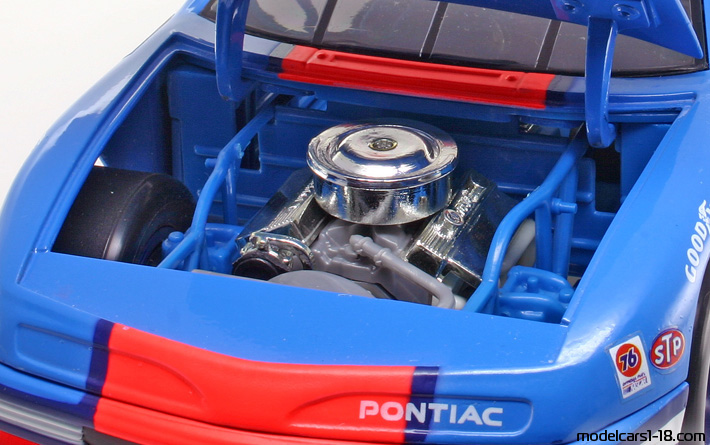 1992 - Pontiac Grand Prix ERTL 1/18 (Син / Червен) Двигател