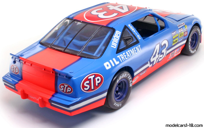 1992 - Pontiac Grand Prix ERTL 1/18 (Син / Червен) Задна дясна страна