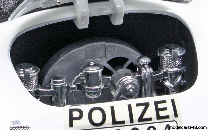 1961 - Porsche 356 B Police Bburago 1/18 (Бял) Двигател