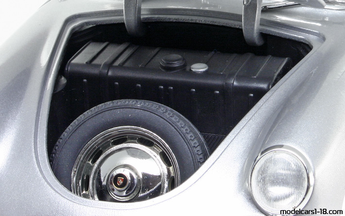 1960 - Porsche 356 B Ricko 1/18 (Светло сребрист) Багажник / Отварящи се фарове