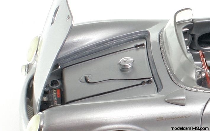 1955 - Porsche 550 A Spyder Maisto 1/18 (Сребрист) Багажник / Отварящи се фарове
